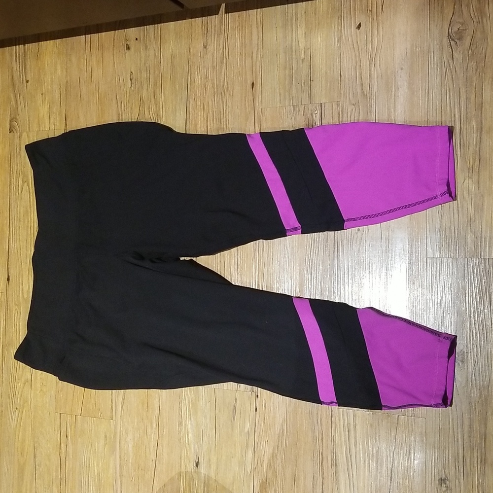 Livi black purple leggings perfect for casual wear or working out.  Sz22/24